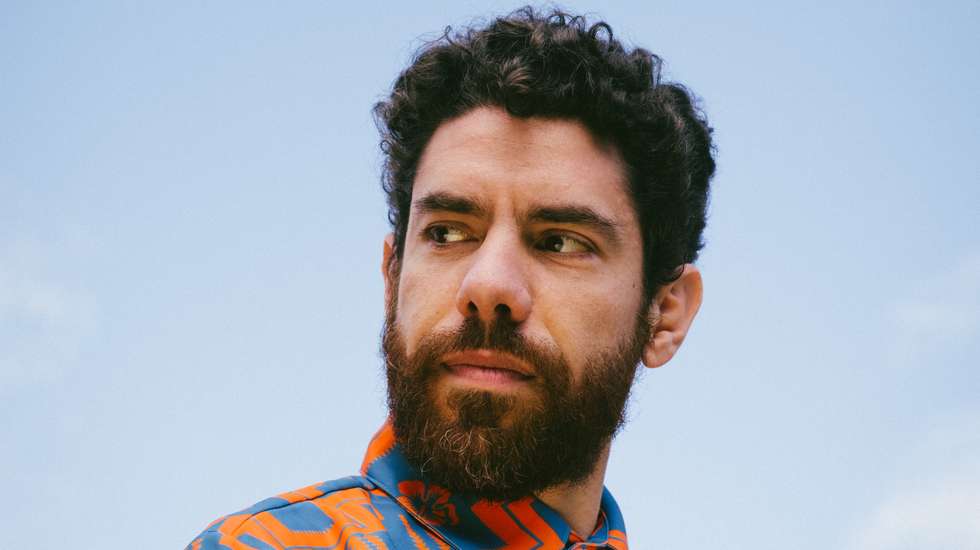 Luca Argel ganhou destaque em 2021 com o álbum "Samba de Guerrilha", um trabalho conceptual que resgata a história política do samba brasileiro enquanto ferramenta contra a escravatura, o racismo e a ditadura