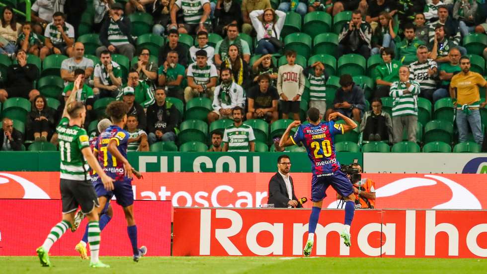 Juninho marcou o segundo golo do Desp. Chaves em Alvalade