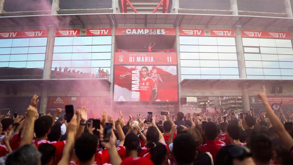 Di María apresentou-se aos sócios e adeptos do Benfica numa varanda do Estádio da Luz onde milhares de benfiquistas o esperavam