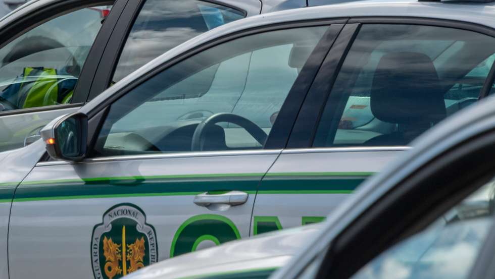 Carro da GNR acompanhado de três guardas