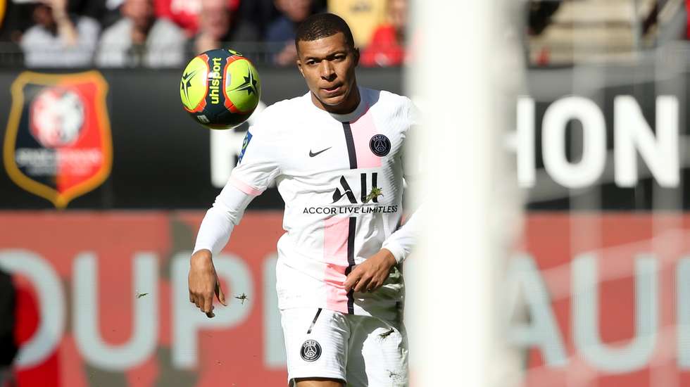 Kylian Mbappé não conseguiu travar com o Rennes uma série de cinco jogos sem marcar após ter visto um golo anulado pelo VAR na segunda parte