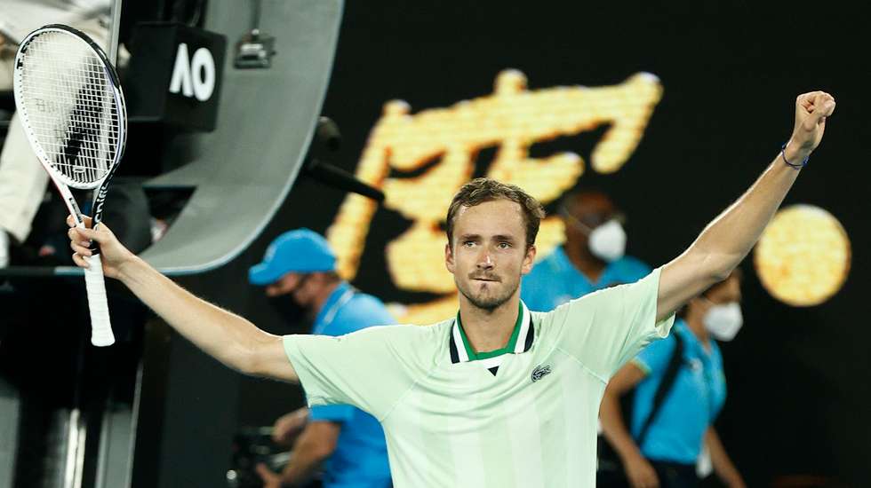 Medvedev esteve a perder por 2-0, conseguiu resgatar o terceiro set no tie break com uma pequena interrupção à mistura e chegou às meias-finais do Open da Austrália