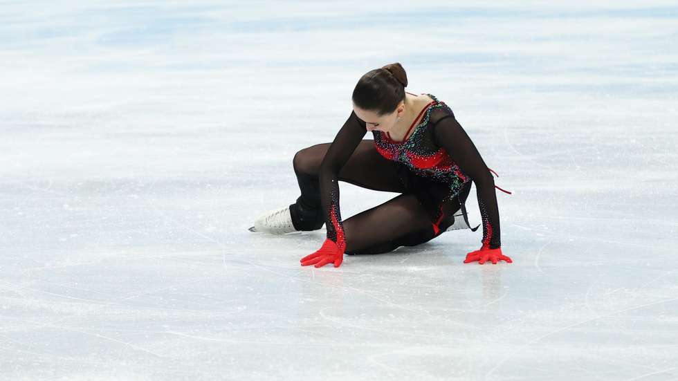Kamila Valieva teve um início de programa desastroso e hipotecou a conquista de uma medalha que parecia certa