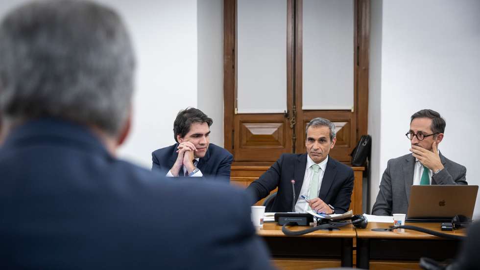 Carlos Pereira, ao centro, é coordenador do PS na Comissão de Economia