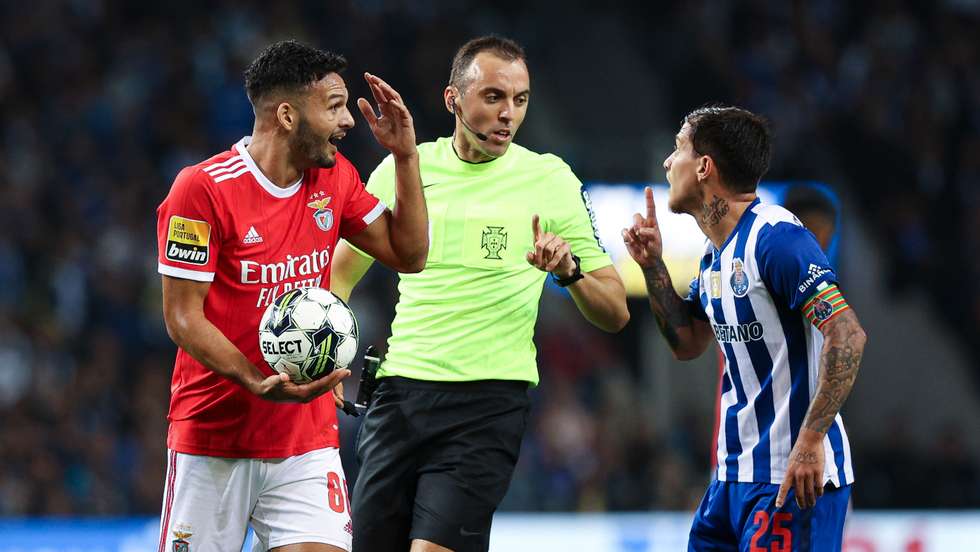 João Pinheiro exibiu 13 cartões, incluindo os dois amarelos que levaram à expulsão de Eustáquio, e deu também vermelho no final do jogo a Sérgio Conceição