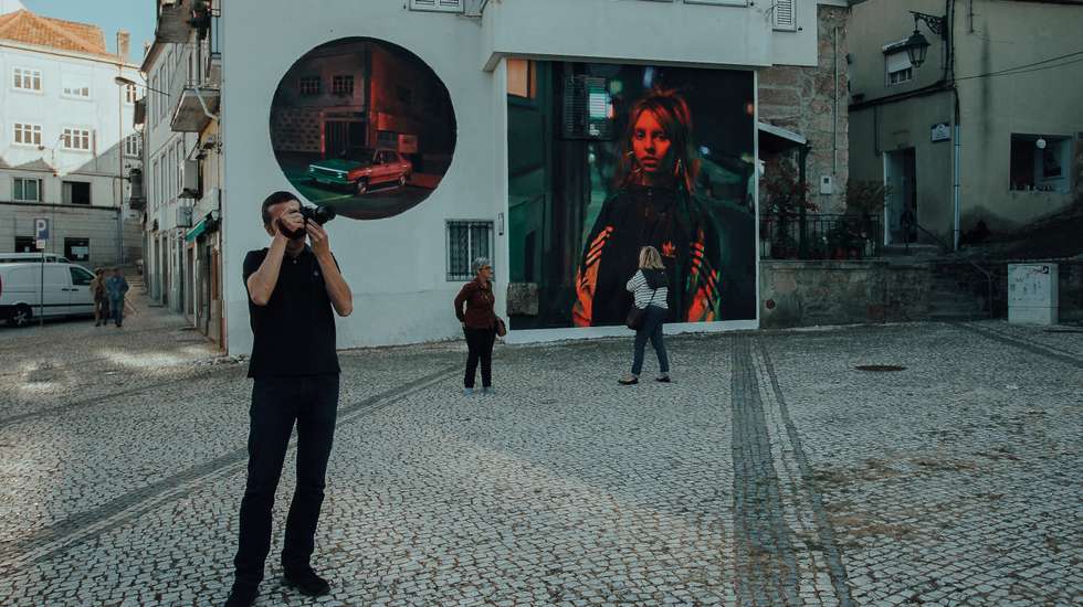 A informação sobre o mural da artista Sebas Velasco também está na app