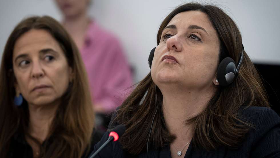 Christine Ourmières-Widener, ex-CEO da TAP, com Inês Arruda, advogada, na comissão de inquérito.