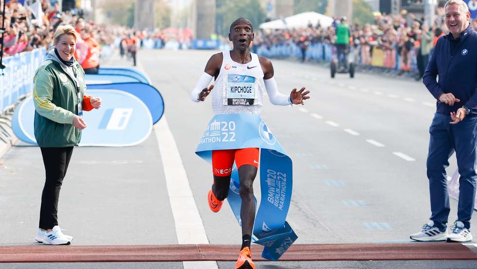 Kipchoge conseguiu bater pela segunda vez o recorde mundial, mais uma vez na maratona de Berlim