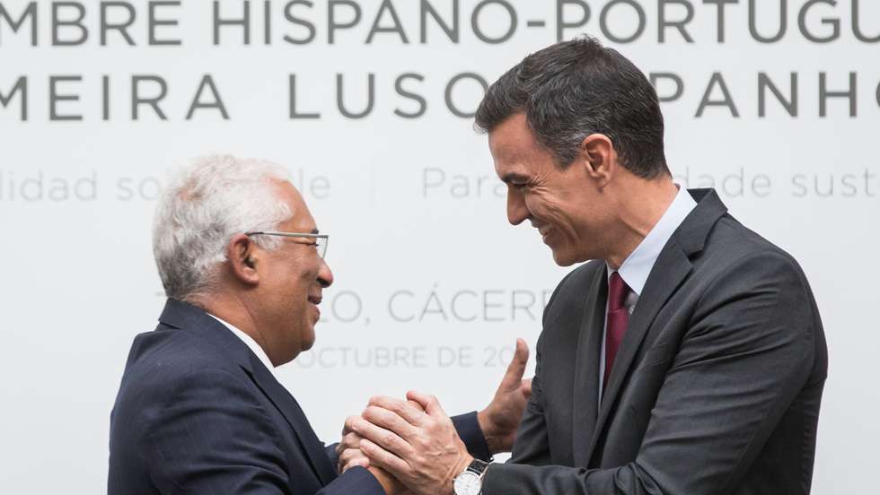 32ª Cimeira Luso-Espanhola. A Cimeira de Trujillo permitirá aprofundar as discussões mantidas com o governo de Espanha sobre a interligação entre dois processos importantes: a implementação da Estratégia Comum de Desenvolvimento Transfronteiriço e a execução dos Planos de Recuperação e Resiliência. Terá também como um dos seus pontos altos a celebração do novo Tratado de Amizade e Cooperação, a assinar pelo Primeiro-Ministro português António Costa e pelo Presidente do Governo espanhol Pedro Sanchez. Trujillo, Espanha, 28 de outubro de 2021. JOÃO PORFÍRIO/OBSERVADOR