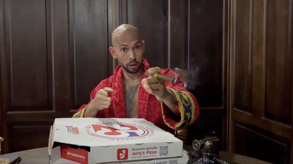 Andrew Tate com a célebre caixa de pizza inicialmente associada à detenção do kickboxer