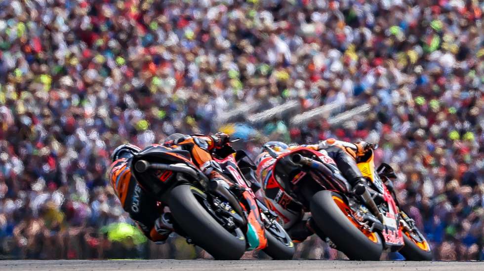 Miguel Oliveira e Brad Binder continuam como pilotos da equipa de fábrica da KTM mas o português vai sair no final da época