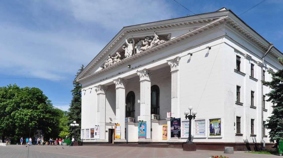 O teatro Drama servia como abrigo para centenas de civis residentes em Mariupol