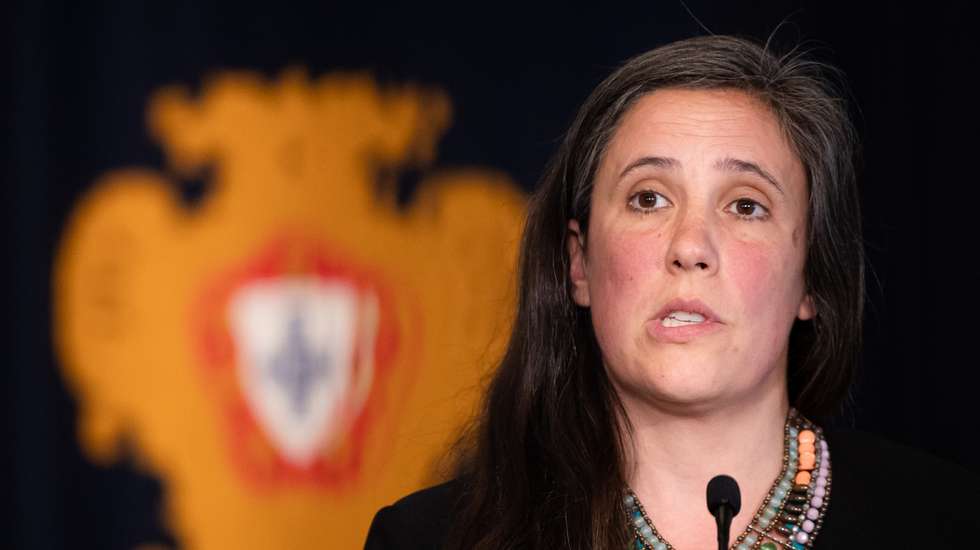 Isabel Mendes Lopes sugeriu que este adiamento "serve, se calhar, para uma moeda de troca entre uma revisão constitucional, o processo do pacote laboral e outras questões que estejam em cima da mesa"