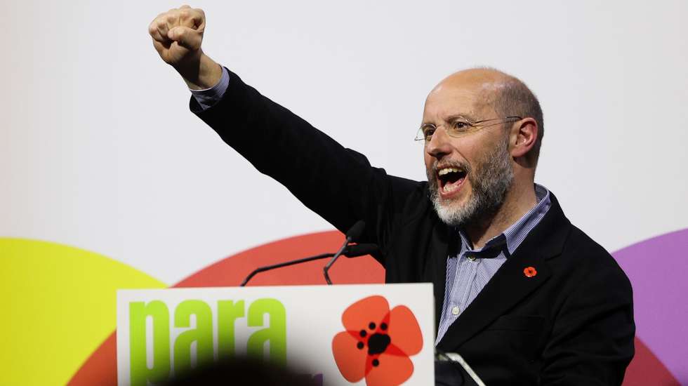 Num discurso de meia hora, pautado por muitas críticas à direita, o dirigente do Livre considerou que há muitos líderes políticos que pensam que as regras das eleições são as regras do campeonato nacional de futebol onde quem ganha é quem alcança o primeiro lugar.