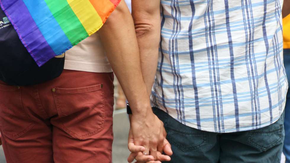 Casal homossexual de mãos dadas