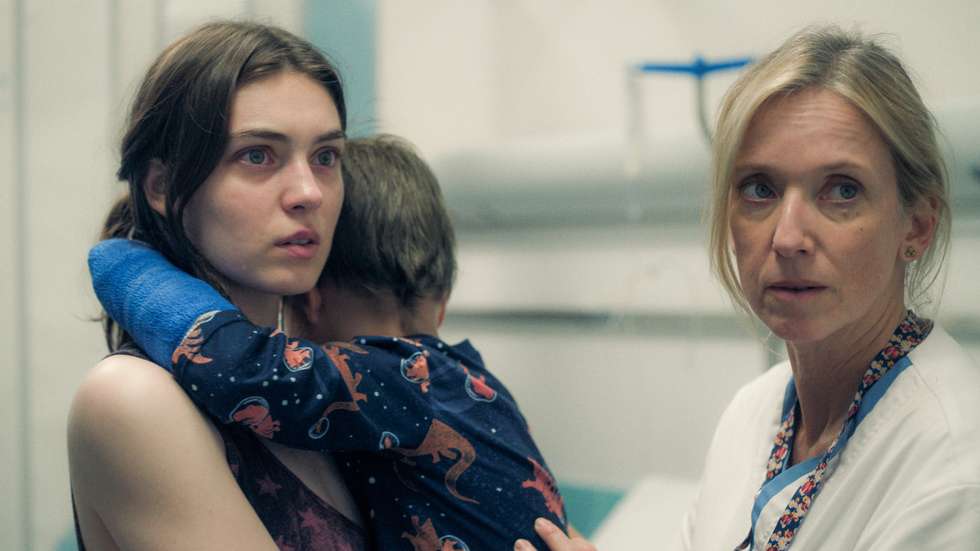 Anamaria Vartolomei (com a personagem de Adam ao colo) e Léa Drucker — uma das melhores, senão a melhor atriz francesa da sua geração — em "L'intérêt d'Adam", de Laura Wandel