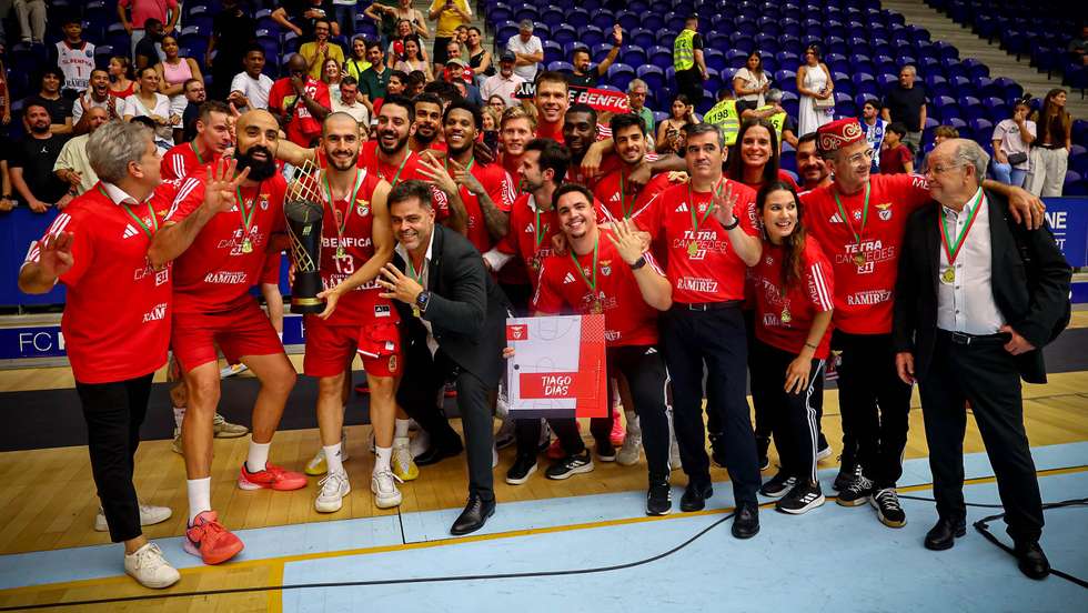 Benfica venceu FC Porto no jogo 4 e festejou o quarto título consecutivo, um registo que consegue pela segunda vez este século no basquetebol