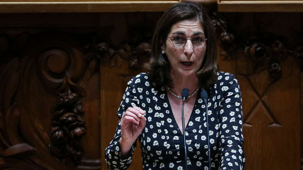 Ana Catarina Mendes prevê que com as alterações do PS, a nova prestação chegue a mais 250 mil pessoas e passe a custar 600 milhões de euros.