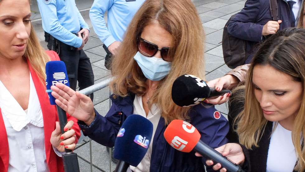 Lisboa, 29/10/2021 - Chegada de Maria de Jesus Rendeiro (vestida de azul) , esposa de Jo&amp;#xe3;o Rendeiro ao Campos da Justi&amp;#xe7;a. (PAULO SPRANGER / Global Imagens)