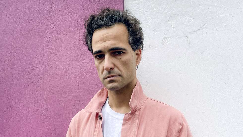 Manuel Fúria ainda quer mexer no mundo, ainda o quer afetar com a sua saudade, o seu desapontamento, a sua melancolia, a sua sabedoria, o seu gosto, a sua maturidade