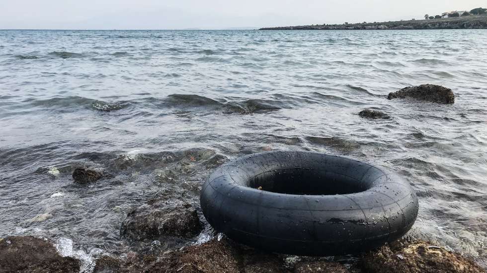 Boia pertencente a barco que transportava 19 migrantes ilegais e naufragou na costa da Turquia