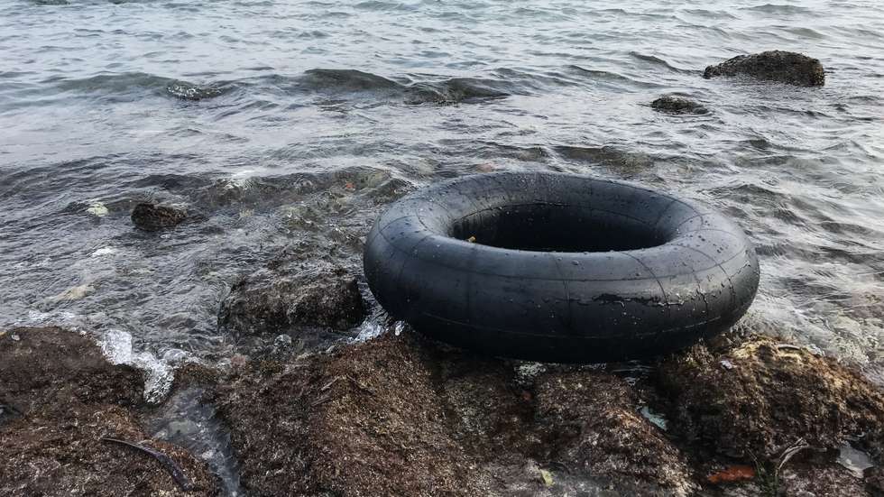 Boia pertencente a barco que transportava 19 migrantes ilegais e naufragou na costa da Turquia