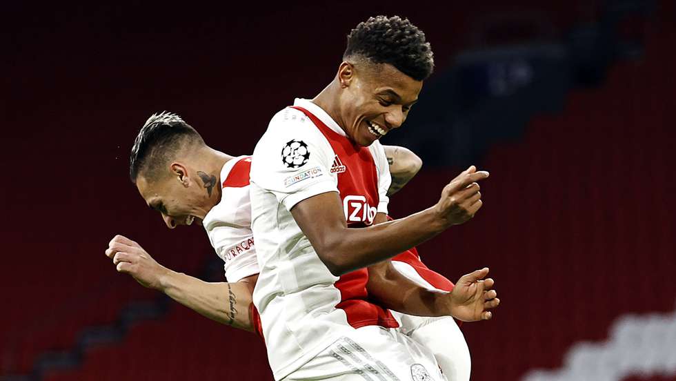 Brasileiros Neres e Antony festejam um dos golos do Ajax