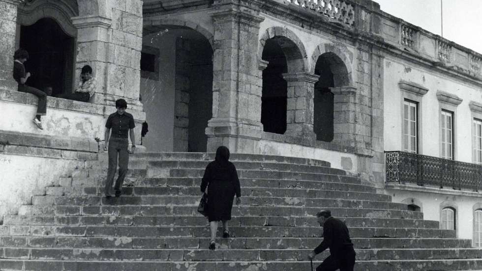 Ruas estreitas, arcos baixos e edifícios descuidados — além da inevitável Nazaré e os seus pescadores — mais os sinais urbanos da vida política naqueles anos 1980 e 1982, são dominantes