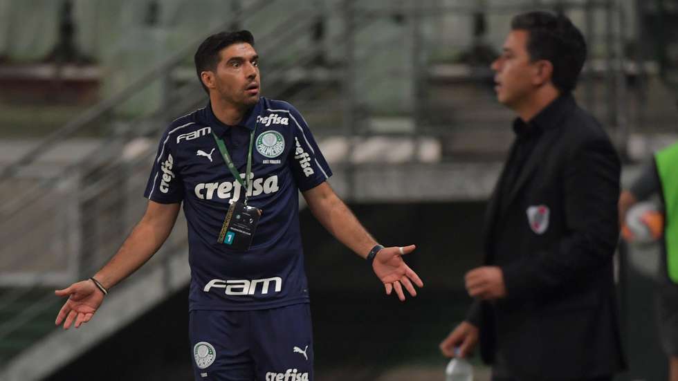 Abel Ferreira sofreu muito perante vitória tática de Marcelo Gallardo, deu os parabéns ao argentino no final mas saiu a sorrir apesar da derrota