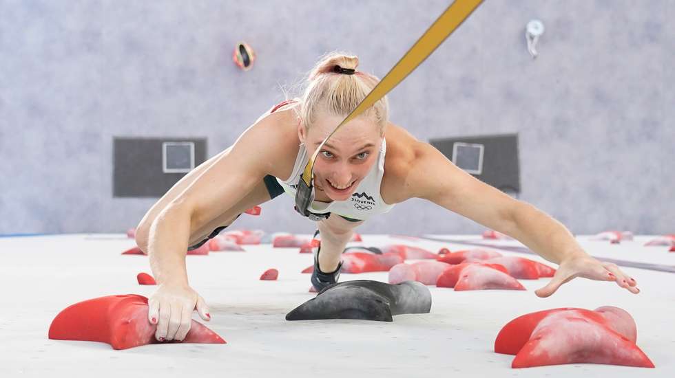 Janja Garnbret só não foi a melhor na velocidade, onde acabou em quinto, dominando por completo a concorrência no bouldering e no lead