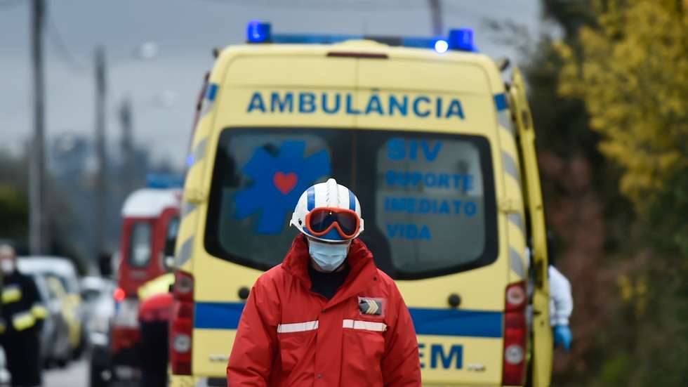 Bombeiros no local onde ocorreu um incêndio esta tarde numa casa em Vale de Madeiros, no concelho de Nelas, seguido de explosões, e que provocou vários feridos, Viseu, 16 de fevereiro de 2022. NUNO ANDRÉ FERREIRA/LUSA