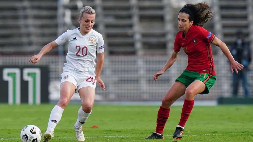Nelli Korovkina aproveitou um erro de Patrícia Morais para marcar o único golo da primeira mão do playoff realizada no Estádio do Restelo
