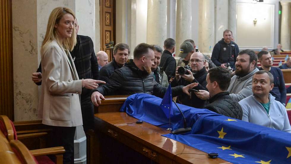 Demonstrado apoio irrestrito à Ucrânia — "estamos ao vosso lado" —, Roberta Metsola garantiu que a Ucrânia é bem-vinda na União Europeia