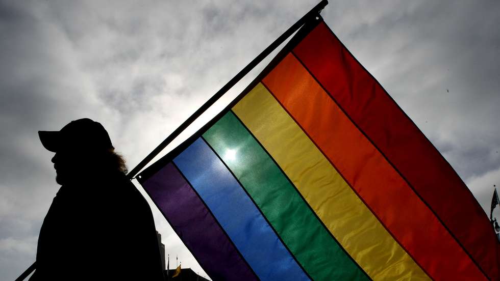 Bandeira LGBT erguida