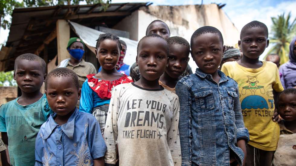 Escassez de alimentos provocada pela seca está a levar milhares de famílias da província de Sofala, centro de Moçambique, a comer frutos silvestres e farelo