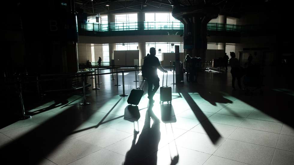 A partir do dia 1 Dezembro foi implementado em todos os aeroportos Portugueses, um novo sistema de controle, através de pulseiras, para agilizar a triagem de todos os passageiros que entram e saiam do país, de forma a existir uma maior prevenção à COVID-19. Esta medida é colocada na sequência do estado de calamidade, imposto pelo Governo. 1 de Dezembro de 2021 Aeroporto Humberto Delgado, Lisboa TOMÁS SILVA/OBSERVADOR