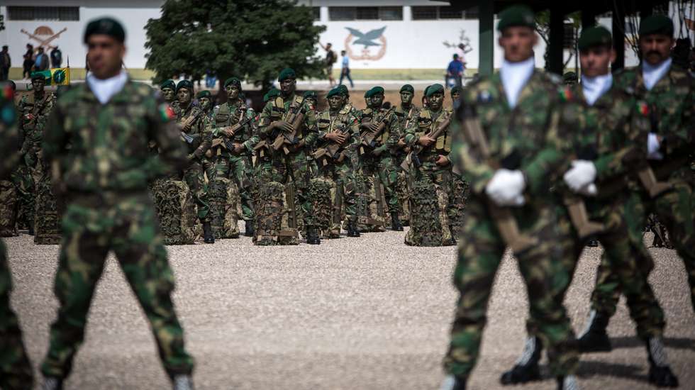 Reportagem: Dia dos Paraquedistas. Na base militar de Tancos, Vila Nova da Barquinha (Santarém), todos os anos se juntam milhares de paraquedistas de todo o país que serviram, ou servem, as forças armadas Portuguesas. Ali se reencontram, para celebrar a camaradagem, a integridade, e a lealdade que esta força especial requer, e para recordarem e reviverem juntos, os bons e maus momentos. 23 de Maio de 2022 Tancos, Santarem TOMÁS SILVA/OBSERVADOR