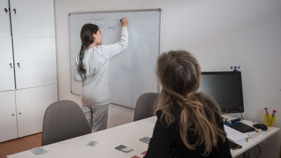 Reportagem sobre a CAPITI, ipss que acompanha crianças e jovens com problemas mentais de forma gratuita ou conforme rendimentos. O Observador deslocou-se até à clínica PIN, em Paço de Arcos, onde pode acompanhar sessões entre técnicos e crianças que fazem parte da CAPITI. 25 de Março de 2023 Clínica PIN, Paço de Arcos TOMÁS SILVA/OBSERVADOR