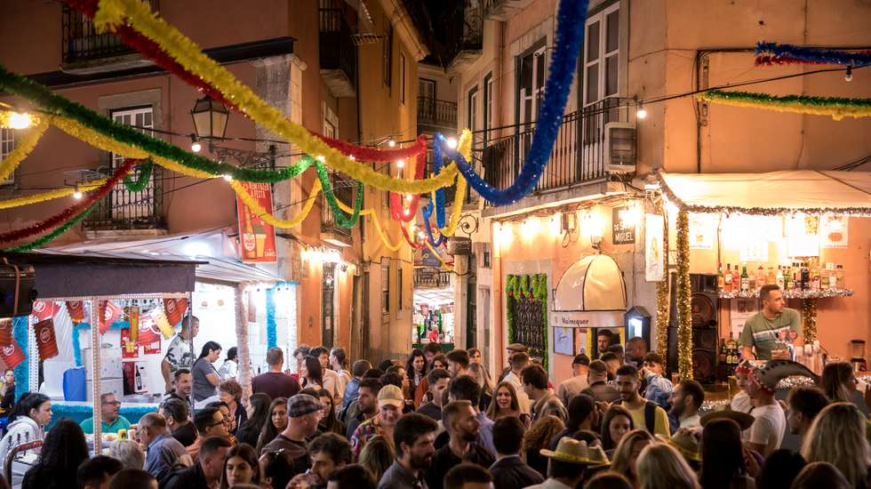 Reportagem da 1ª edição do "Santos no Tejo", auto-proclamado como o "maior santódromo da capital", com o artista e músico Quim Barreiros a abrir a festa. Ao mesmo tempo, pelas ruas de alfama, começa também a tradicional festa popular dos Santos. 1 de Junho de 2023 Doca da Marina, Lisboa Alfama, Lisboa TOMÁS SILVA/OBSERVADOR