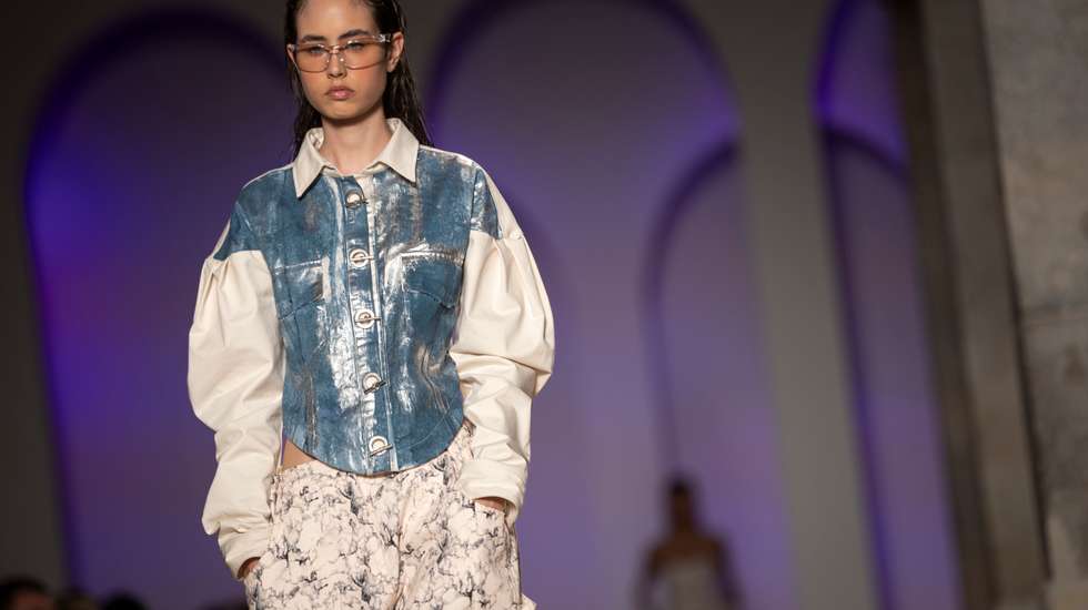 Ricardo Andrez foi tirar inspiração à diet culture dos anos 2000. Na estética, não faltou o icónco acid wash
