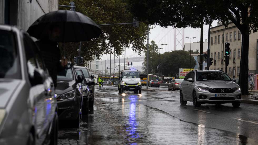 A depressão Karlotta tem uma superfície frontal fria associada e é essa que está a afetar Portugal