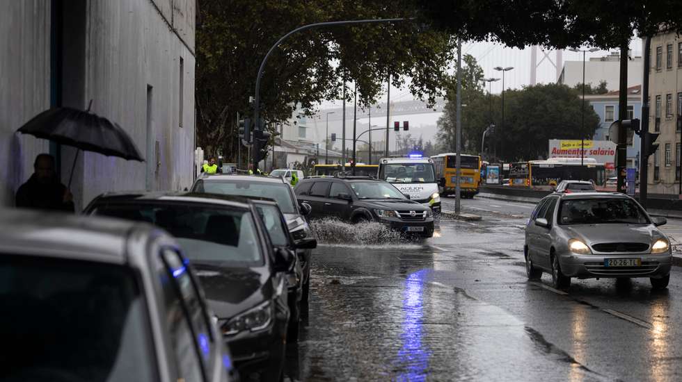 Os efeitos da tempestade Gabrielle devem passar ao longo do dia, com uma melhoria gradual do estado do tempo