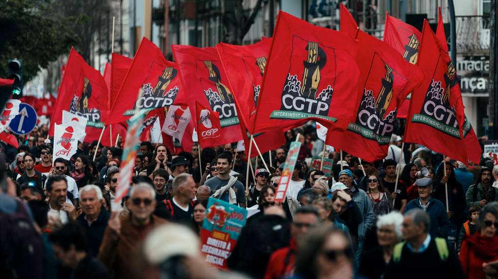 Nos termos do pré-aviso de greve emitido pela Fesaht, são exigidos "aumentos salariais de 15%, num mínimo de 150 euros por trabalhador"