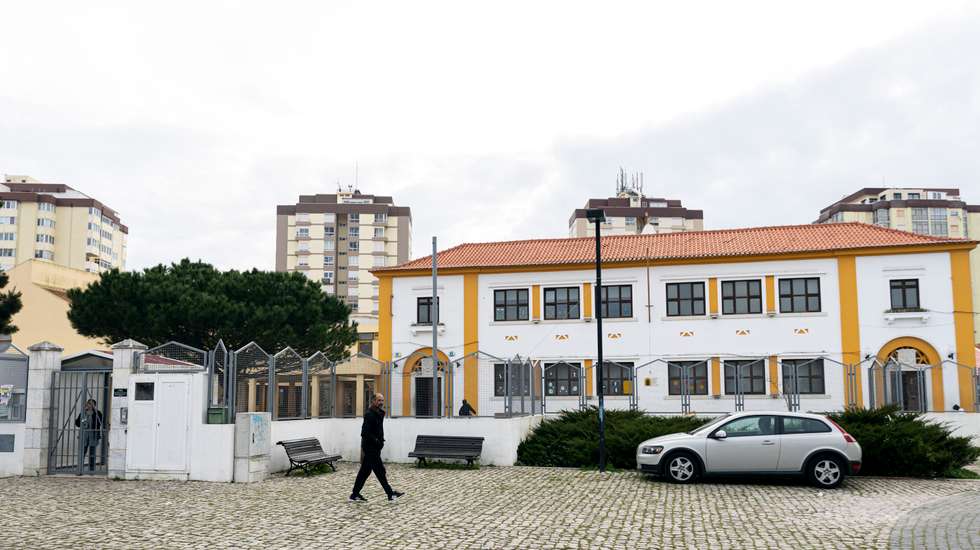 O diploma, publicado esta segunda-feira em Diário da República, altera o decreto-lei do Governo que, em setembro, criou um apoio extraordinário à deslocação para professores colocados a mais de 70 quilómetros de casa, cujo valor varia entre 150 e 450 euros mensais, conforme a distância