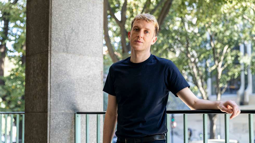 Édouard faz a sua escolha, alimentada por muitos anos de sofrimento, ressentimento e repulsa. Quer à força toda libertar-se do passado, porque o passado tem tudo o que despreza