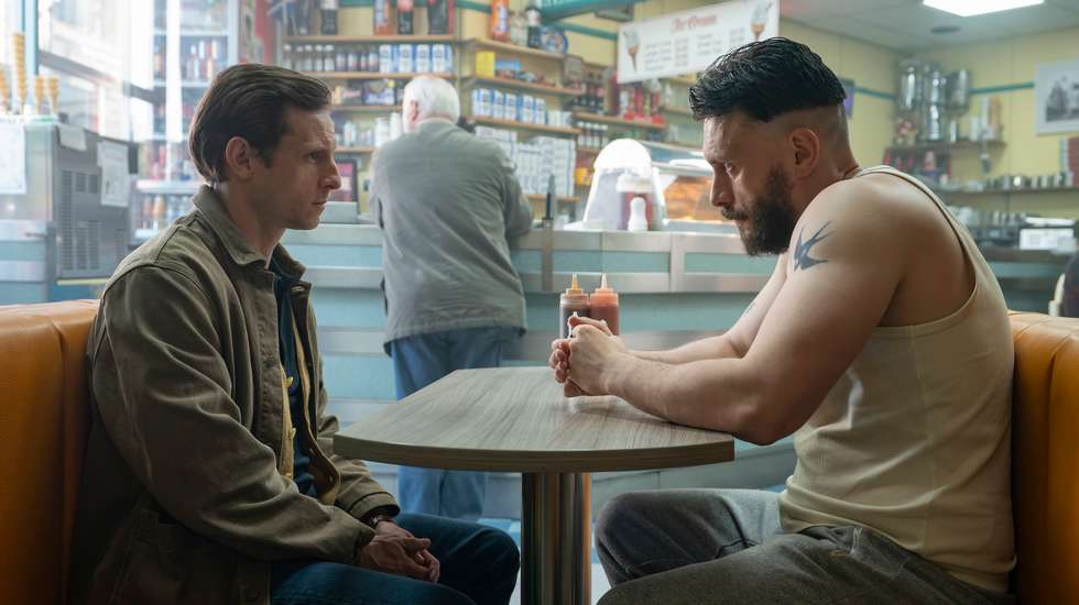 Jamie Bell e Richard Gadd têm uma contracena perfeita, o casting é brilhante na escolha das versões mais jovens e mais adultas dos personagens, coisa que muitas vezes é desvalorizada e prejudica a suspensão da descrença