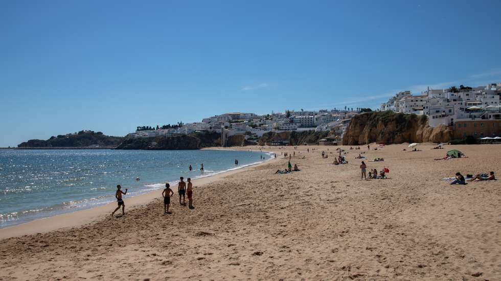 Segundo o dirigente da associação, "a dimensão da subida ainda não é conhecida e requer uma análise cautelosa", pois há "muitas unidades e empreendimentos ainda encerrados no Algarve e que só reabrem em junho"