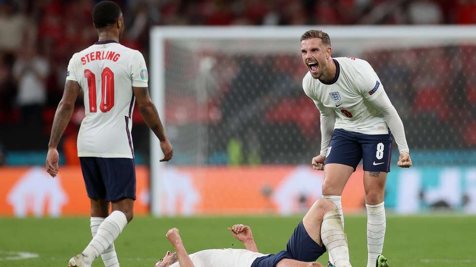Kane, Sterling e Henderson festejam a segunda vitória de sempre da inglaterra em meias-finais. A primeira, em 1966, resultou em título
