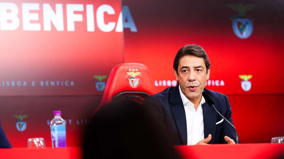 Rui Costa abordou temporada do Benfica três semanas depois do último encontro oficial, frente ao Estoril, "por motivos que todos sabem"