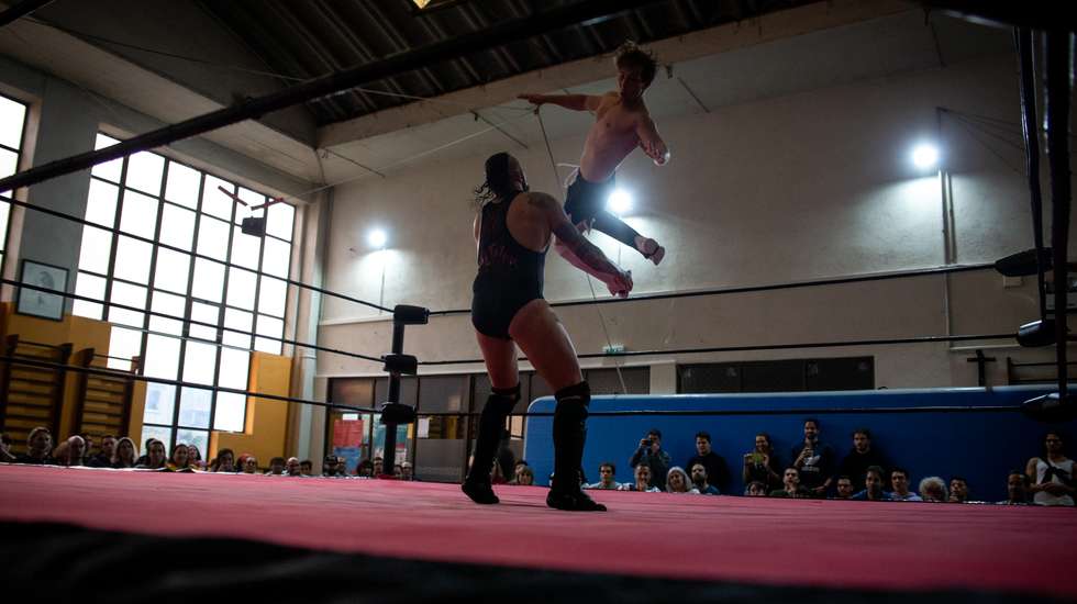 Reportagem: torneio de wrestling, organizado pela WP (Wrestling Portugal). Desde os treinos, à criação da personagem de cada "lutador", o observador acompanhou o dia inteiro de um torneio de wrestling em portugal. 23 de Outubro de 2022, Queluz TOMÁS SILVA/OBSERVADOR